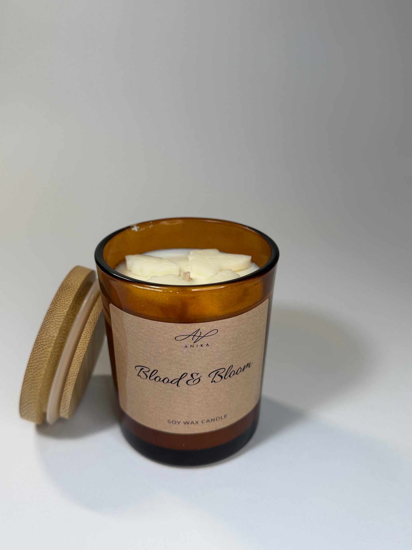 Blood & Bloom sójová sviečka v skle 150g Amber