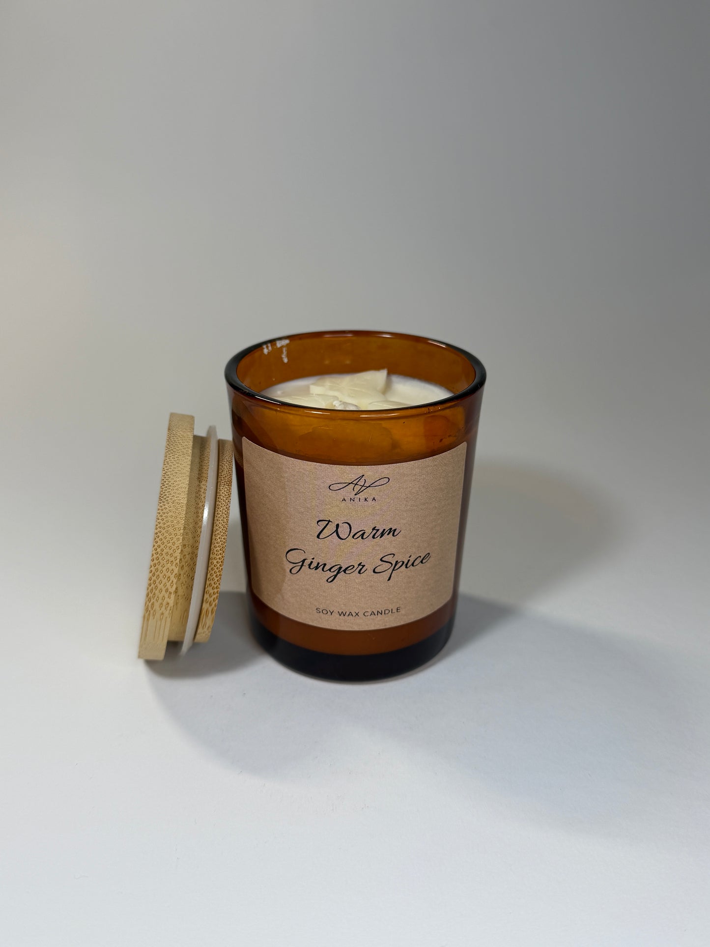 Warm Ginger Spice sójová sviečka v skle 150g Amber